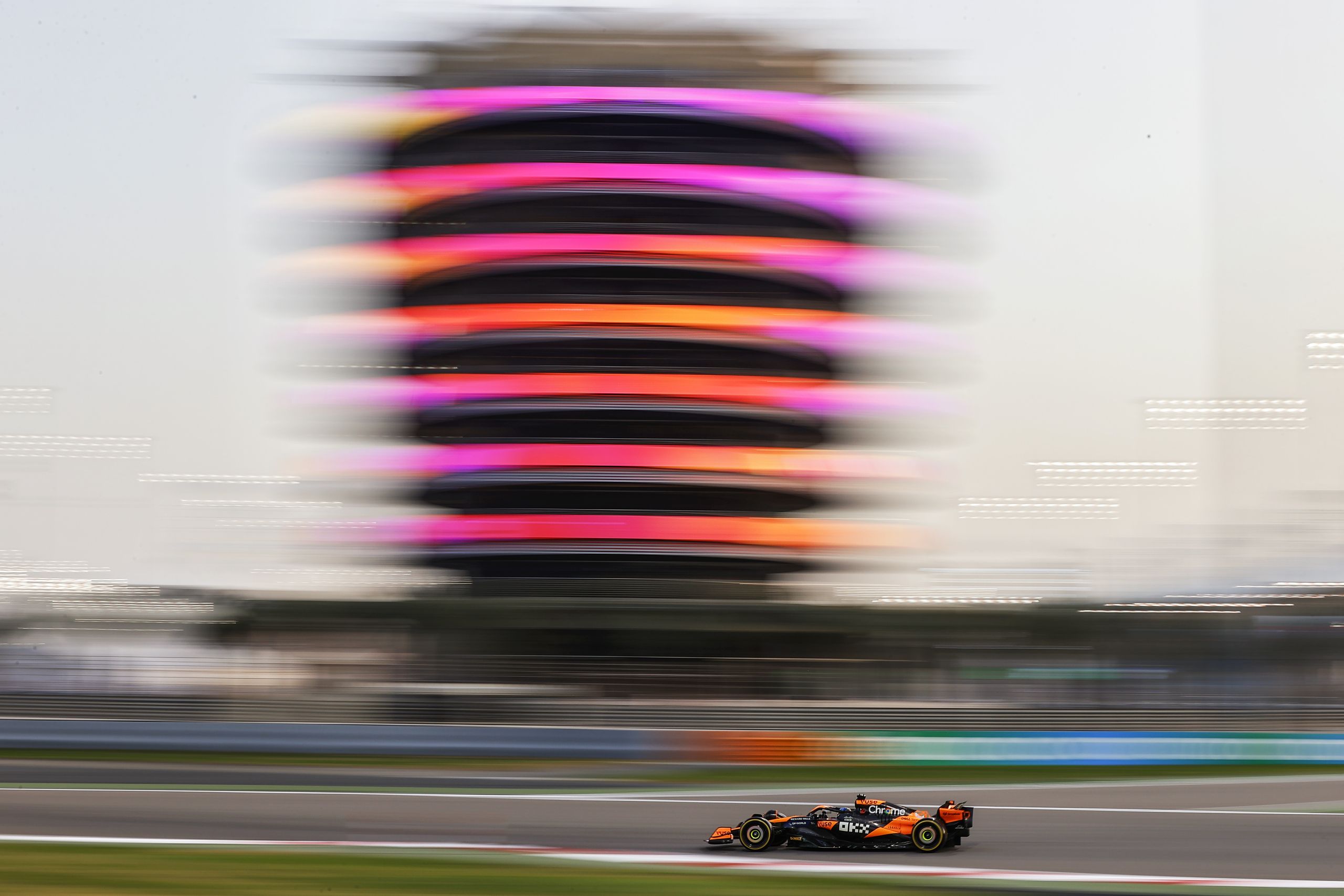 Oscar Piastri, Mclaren Mcl38, Passes The Bic Tower